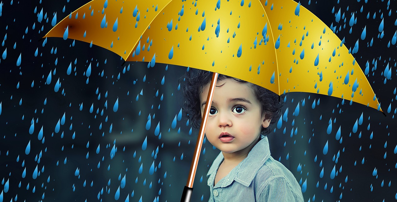 criança com chapéu chuva