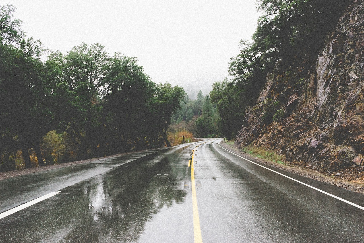 estrada com chuva