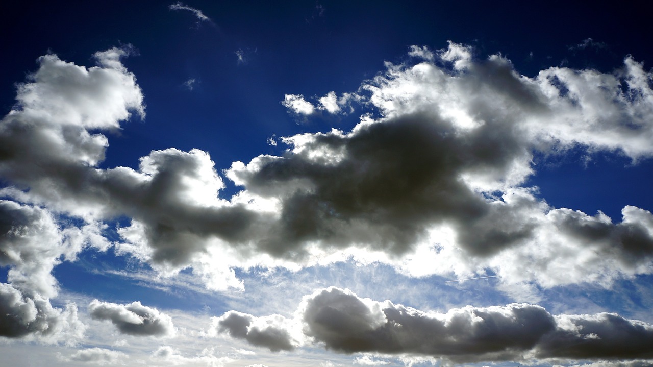 céu pouco nublado